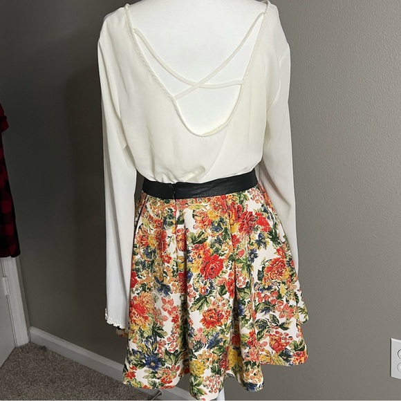 ASTR Cute floral miniskirt size S - Picture 3 of 5